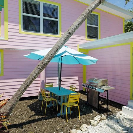Charming Suite With Balcony And Bikes At Historic Sandpiper Inn サニベル エクステリア 写真