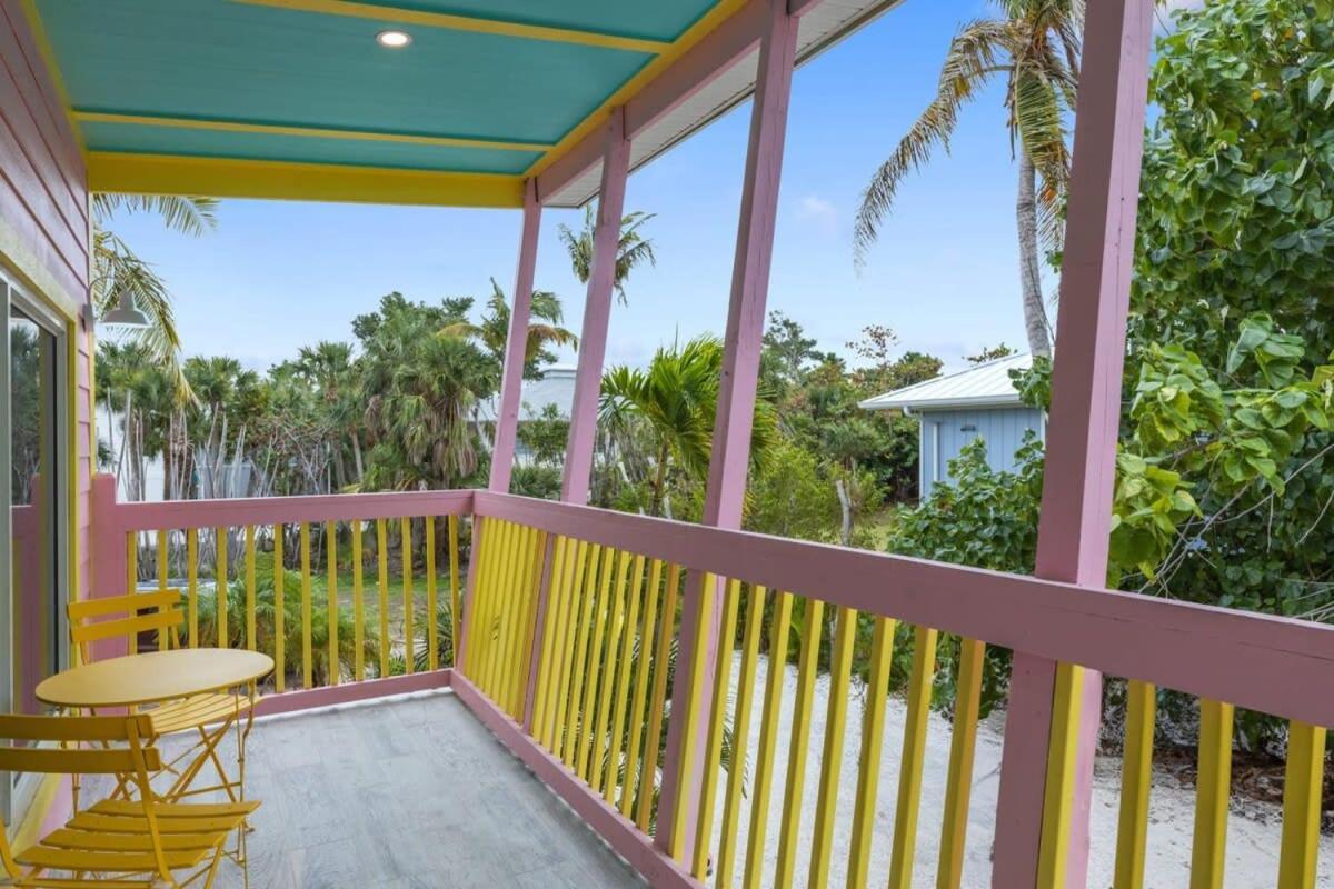 Charming Suite With Balcony And Bikes At Historic Sandpiper Inn サニベル エクステリア 写真
