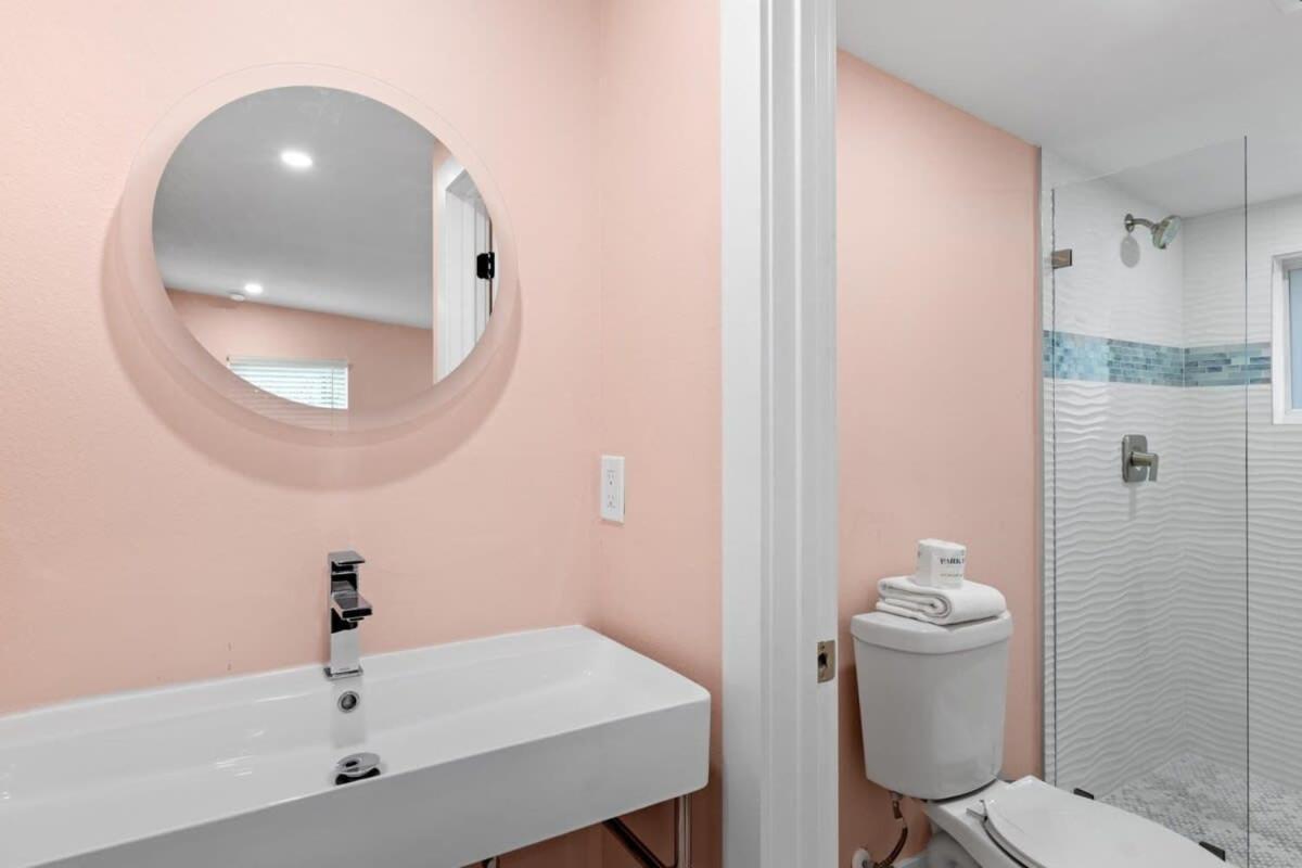 Charming Suite With Balcony And Bikes At Historic Sandpiper Inn サニベル エクステリア 写真