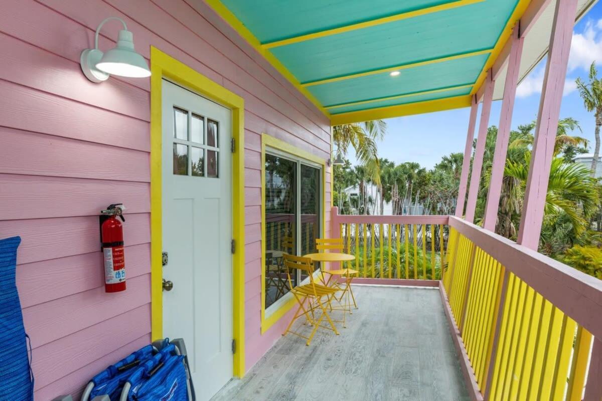 Charming Suite With Balcony And Bikes At Historic Sandpiper Inn サニベル エクステリア 写真