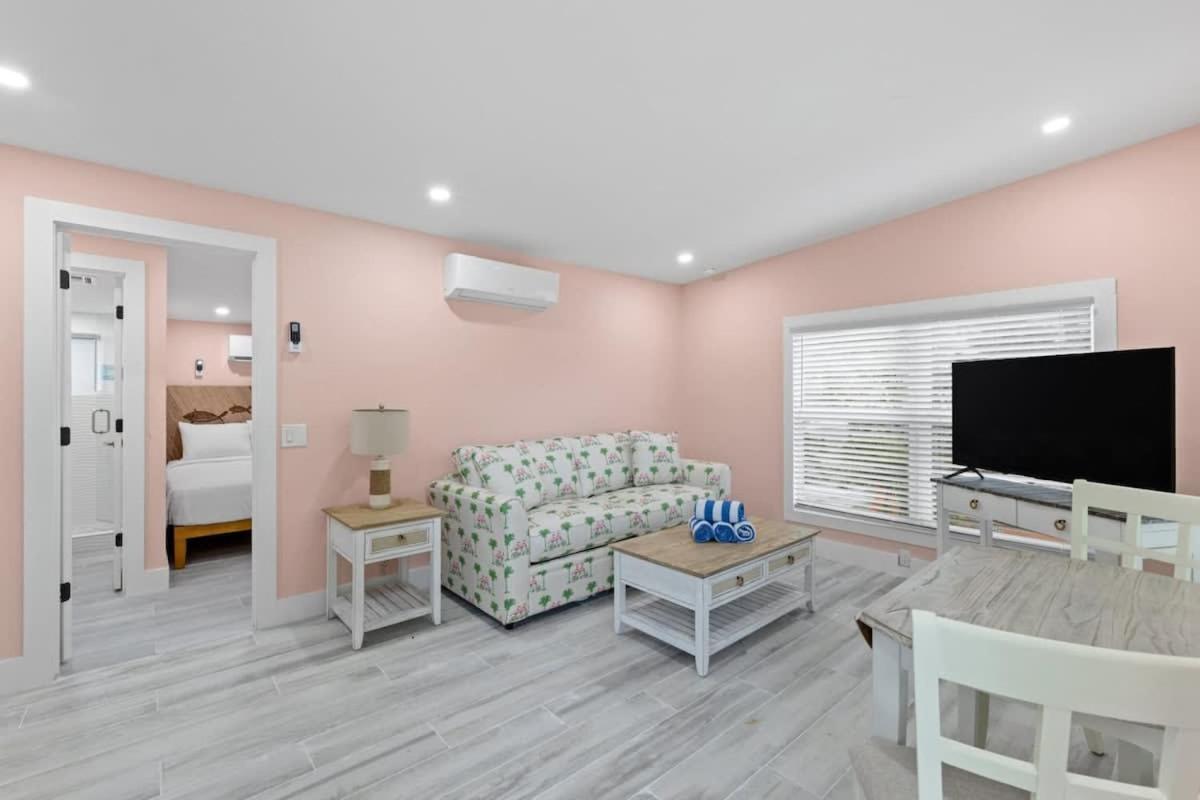 Charming Suite With Balcony And Bikes At Historic Sandpiper Inn サニベル エクステリア 写真