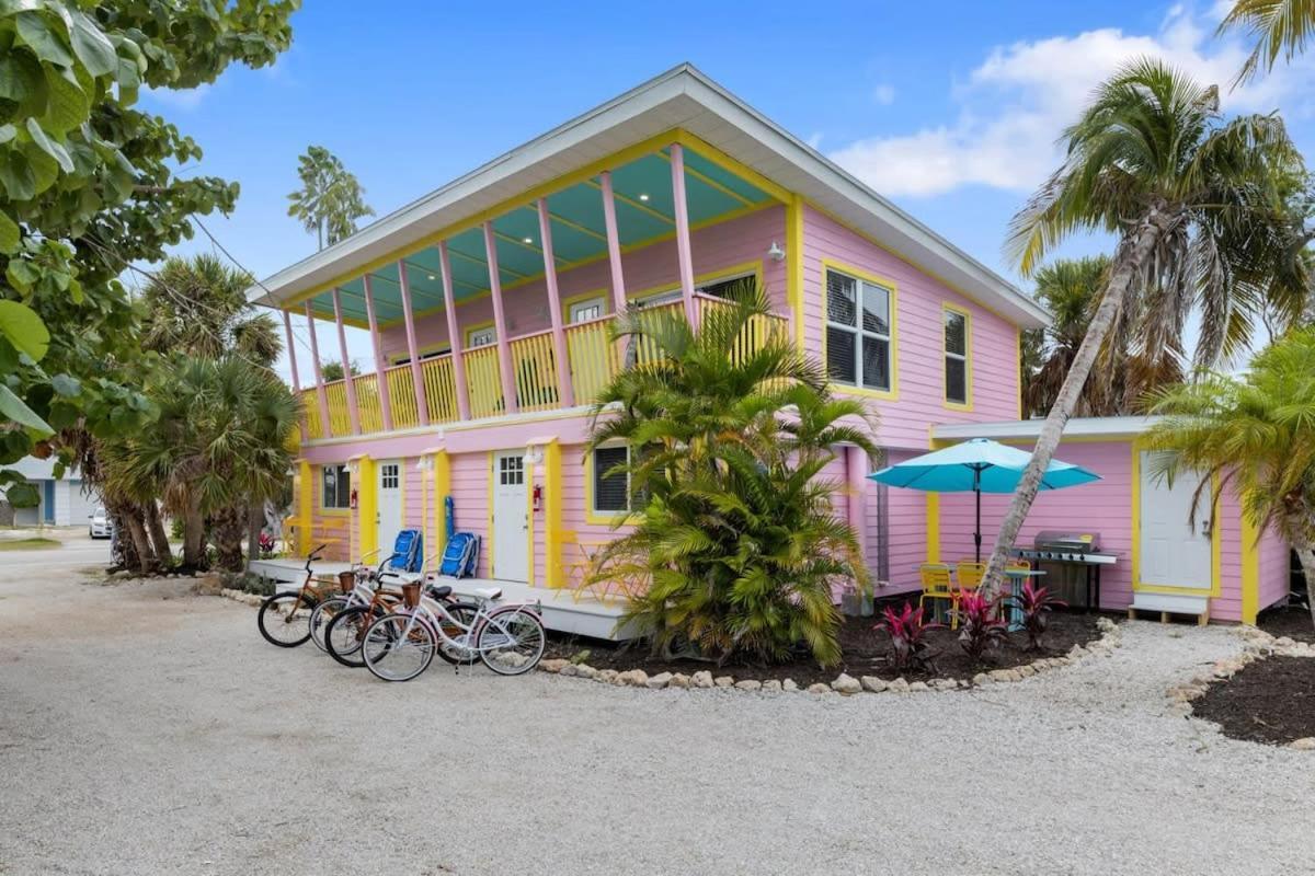 Charming Suite With Balcony And Bikes At Historic Sandpiper Inn サニベル エクステリア 写真