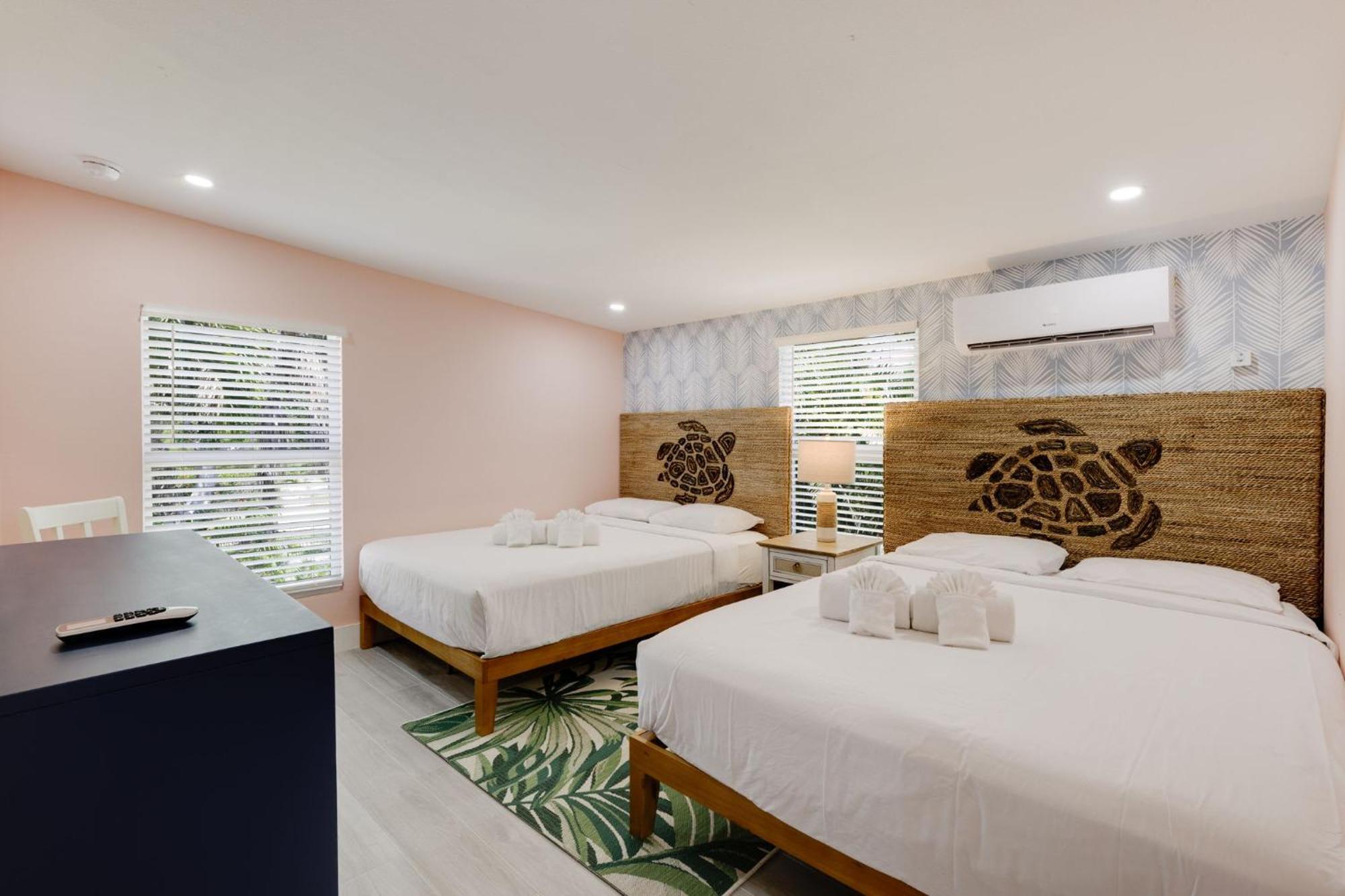 Charming Suite With Balcony And Bikes At Historic Sandpiper Inn サニベル エクステリア 写真