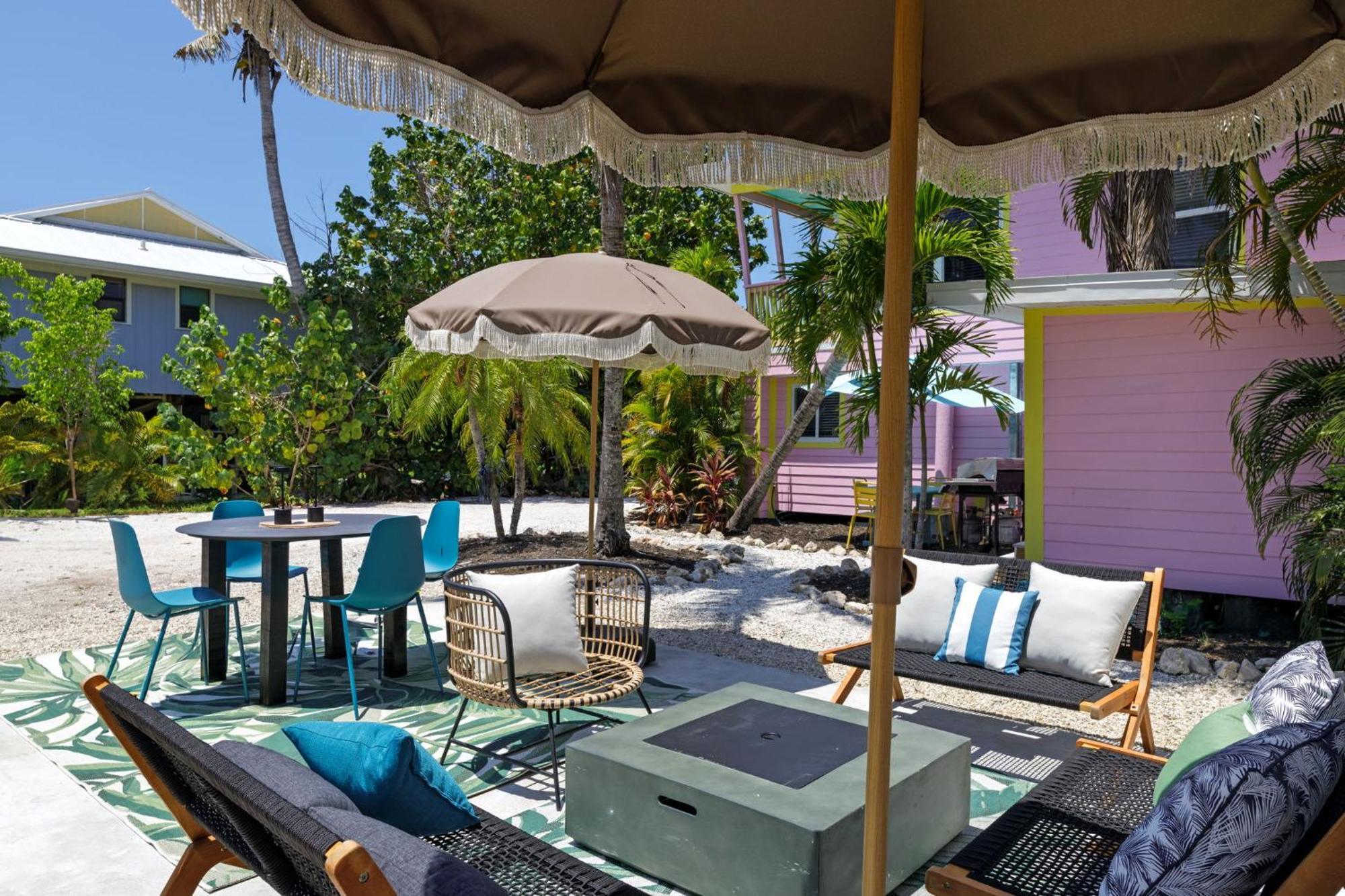 Charming Suite With Balcony And Bikes At Historic Sandpiper Inn サニベル エクステリア 写真