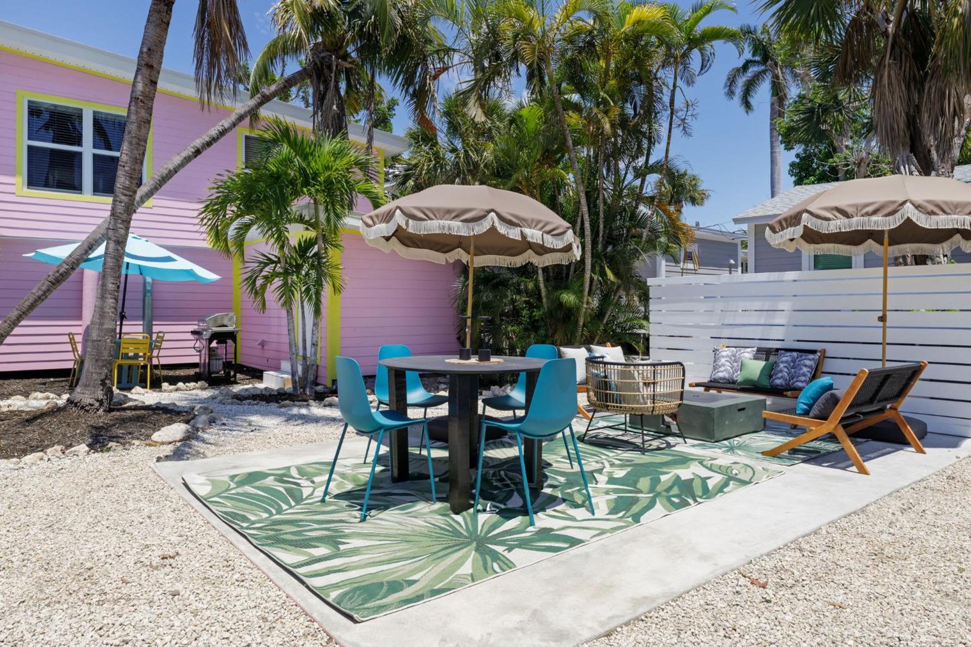Charming Suite With Balcony And Bikes At Historic Sandpiper Inn サニベル エクステリア 写真